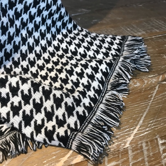Houndstooth Scarf - Picture 2 of 3